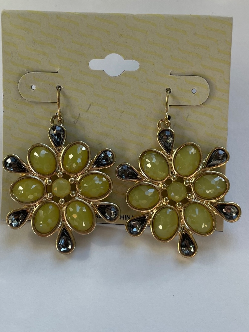 NIP Fashion Jewelry 1 1/2” Floral Dangle Earrings (Pierced)
